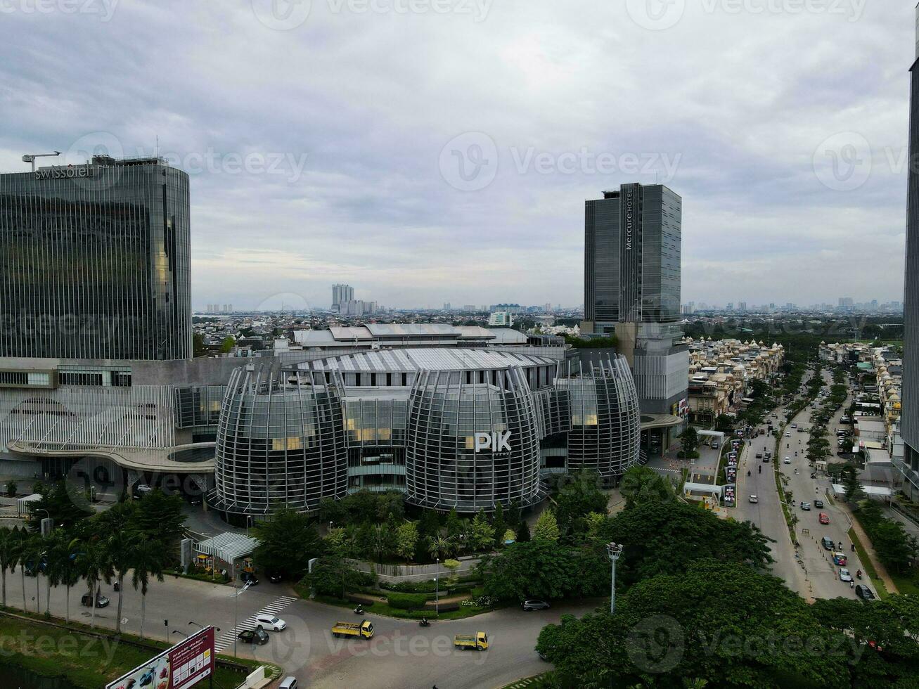 aéreo Visão do pantai inda kapuk Avenida Shopping Jacarta. uma maior compras Shopping dentro Jacarta. com Jacarta paisagem urbana e ruído nuvem quando pôr do sol. foto