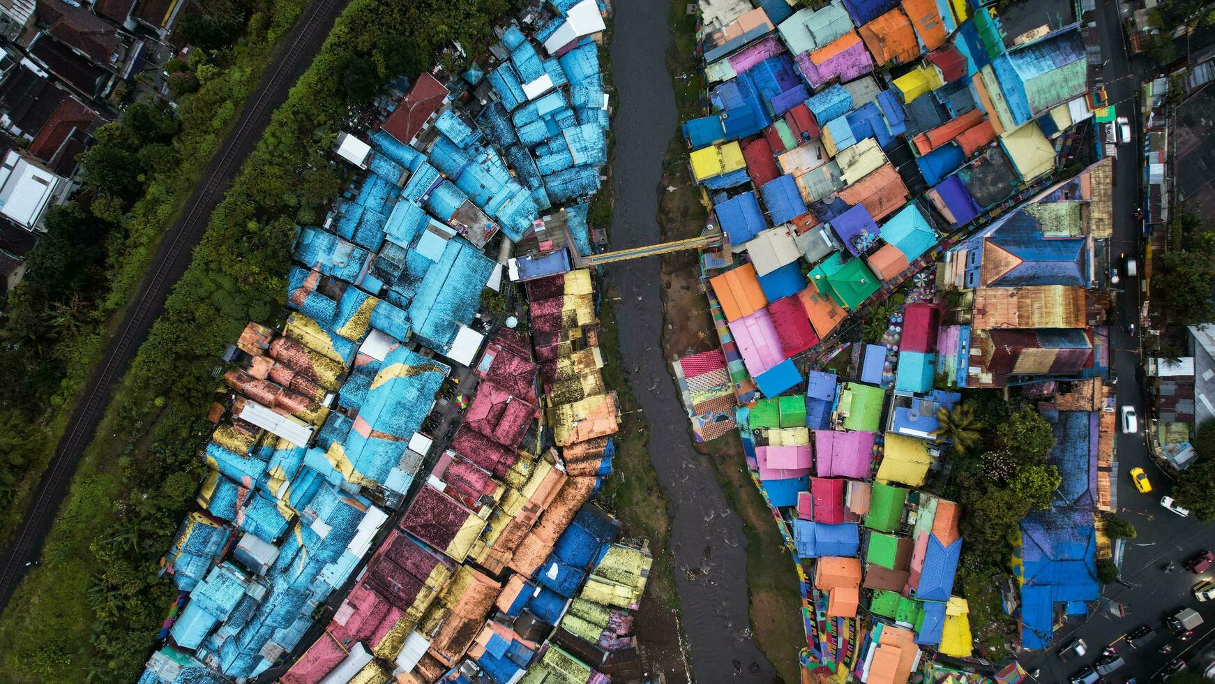 aéreo Visão do a velho favela Vila jodipan com colorida casas dentro Malang cidade. leste Java, Indonésia foto