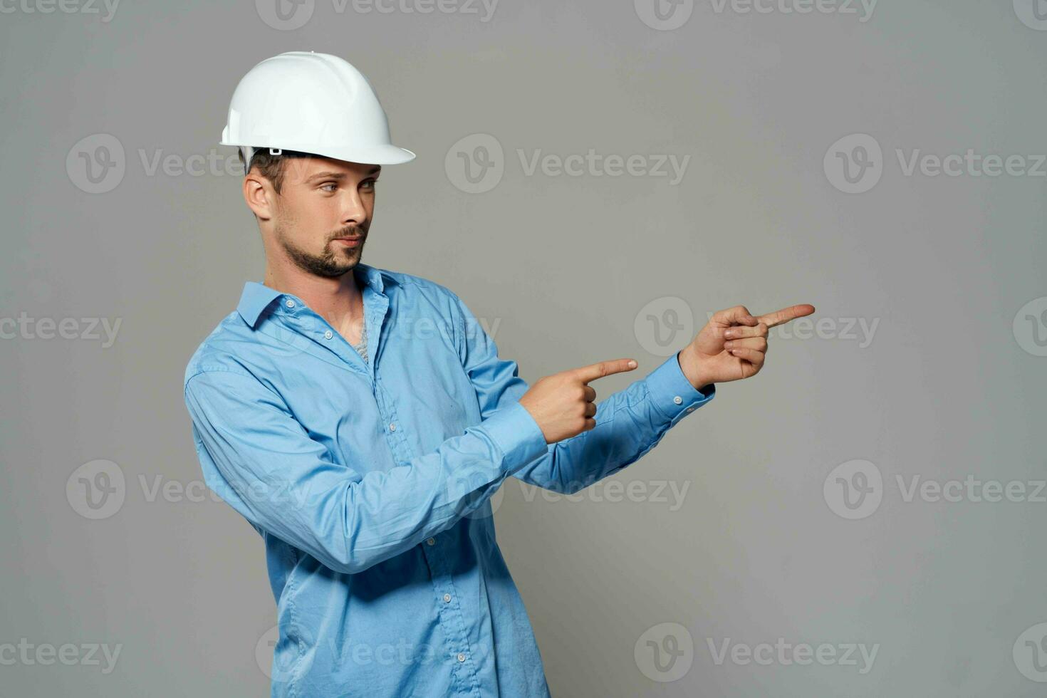 trabalhador masculino engenheiro dentro branco capacete emoções profissional foto