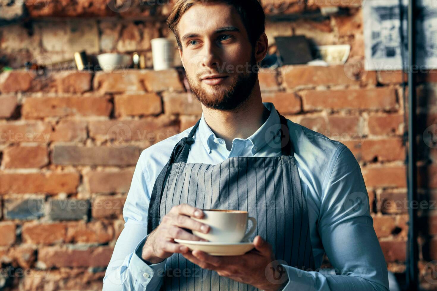 masculino garçom avental café copo trabalhos profissional cafeteria foto