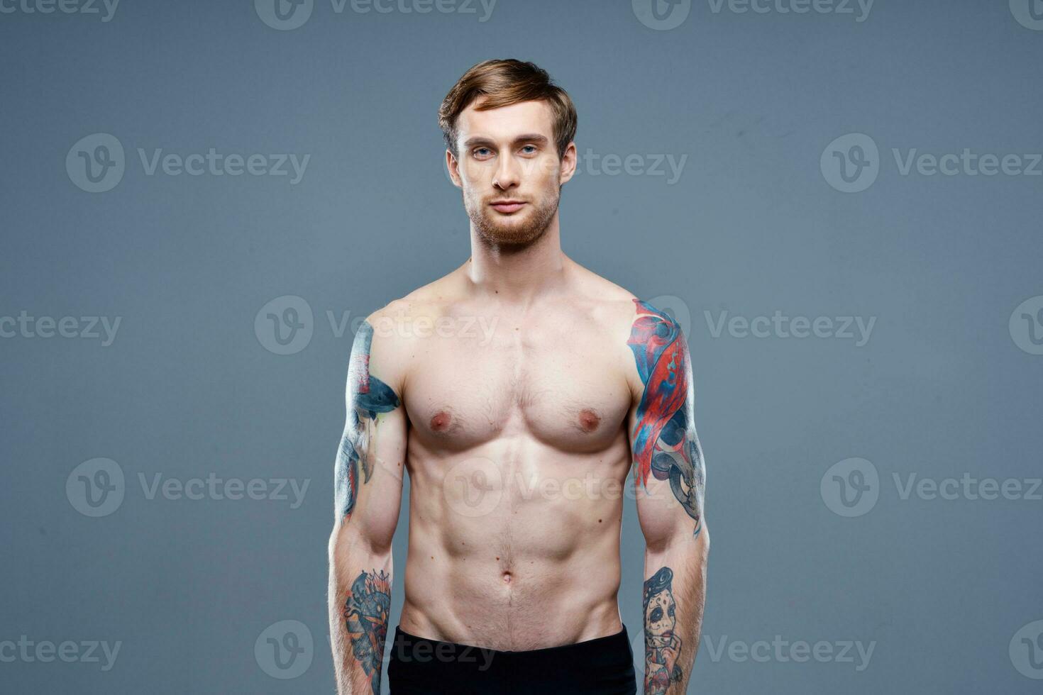 tatuado homem nu tronco fisiculturista ginástica retrato fechar-se foto