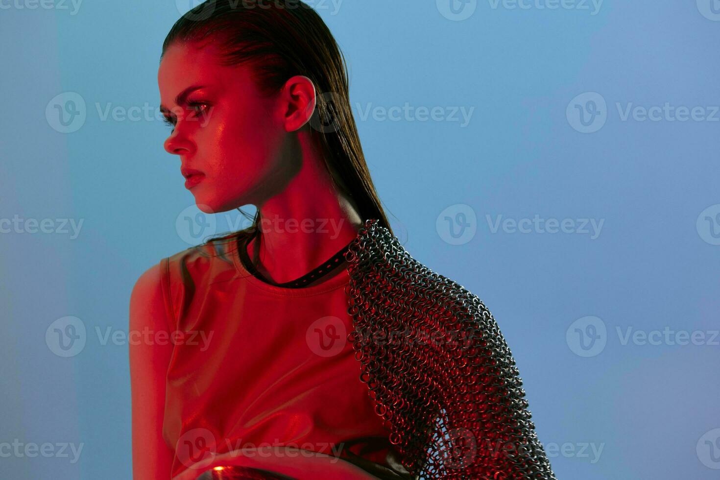 jovem mulher dentro vestir braço dentro armaduras cadeia enviar proteção isolado fundo foto