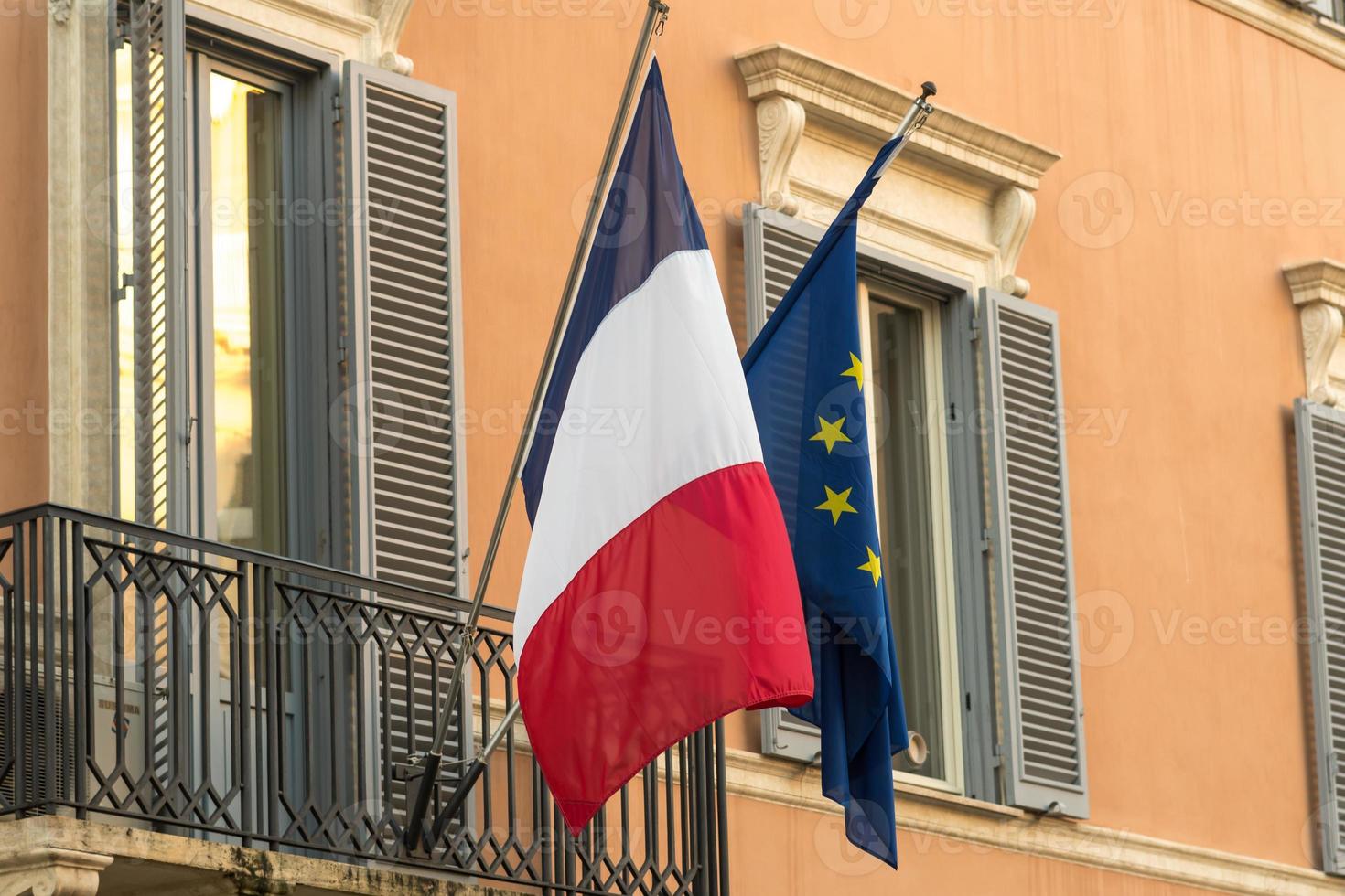 bandeiras francesas e europeias tremulando foto