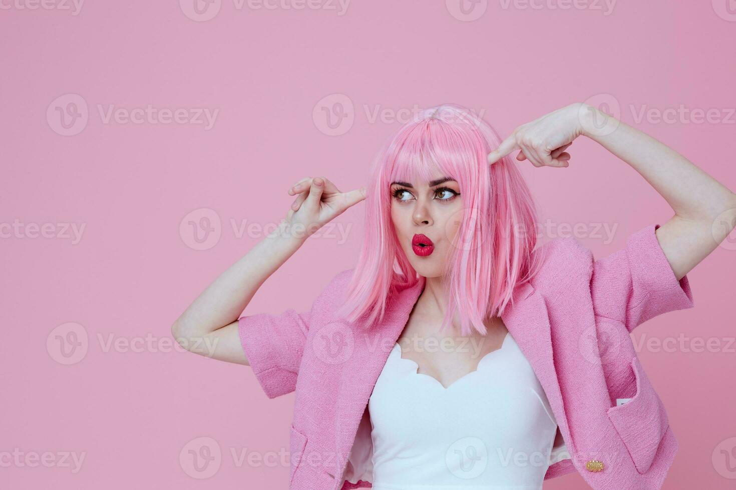 retrato do uma encantador senhora gesticulando com mãos Rosa Jaqueta estilo de vida glamour monocromático tiro inalterado foto