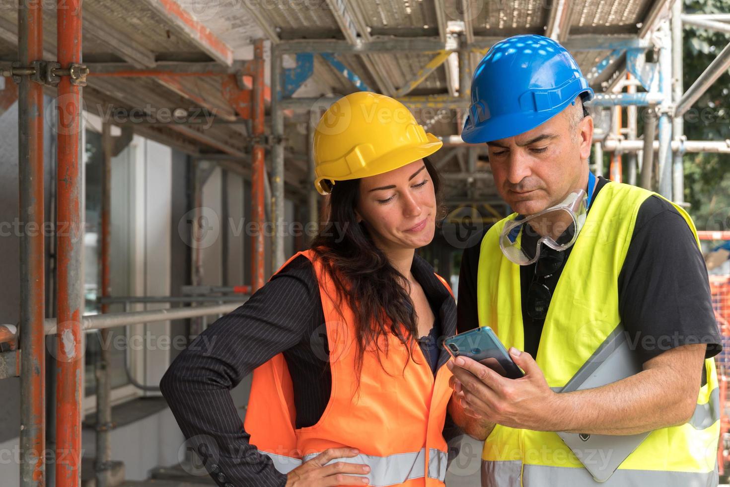 dois trabalhadores da construção foto