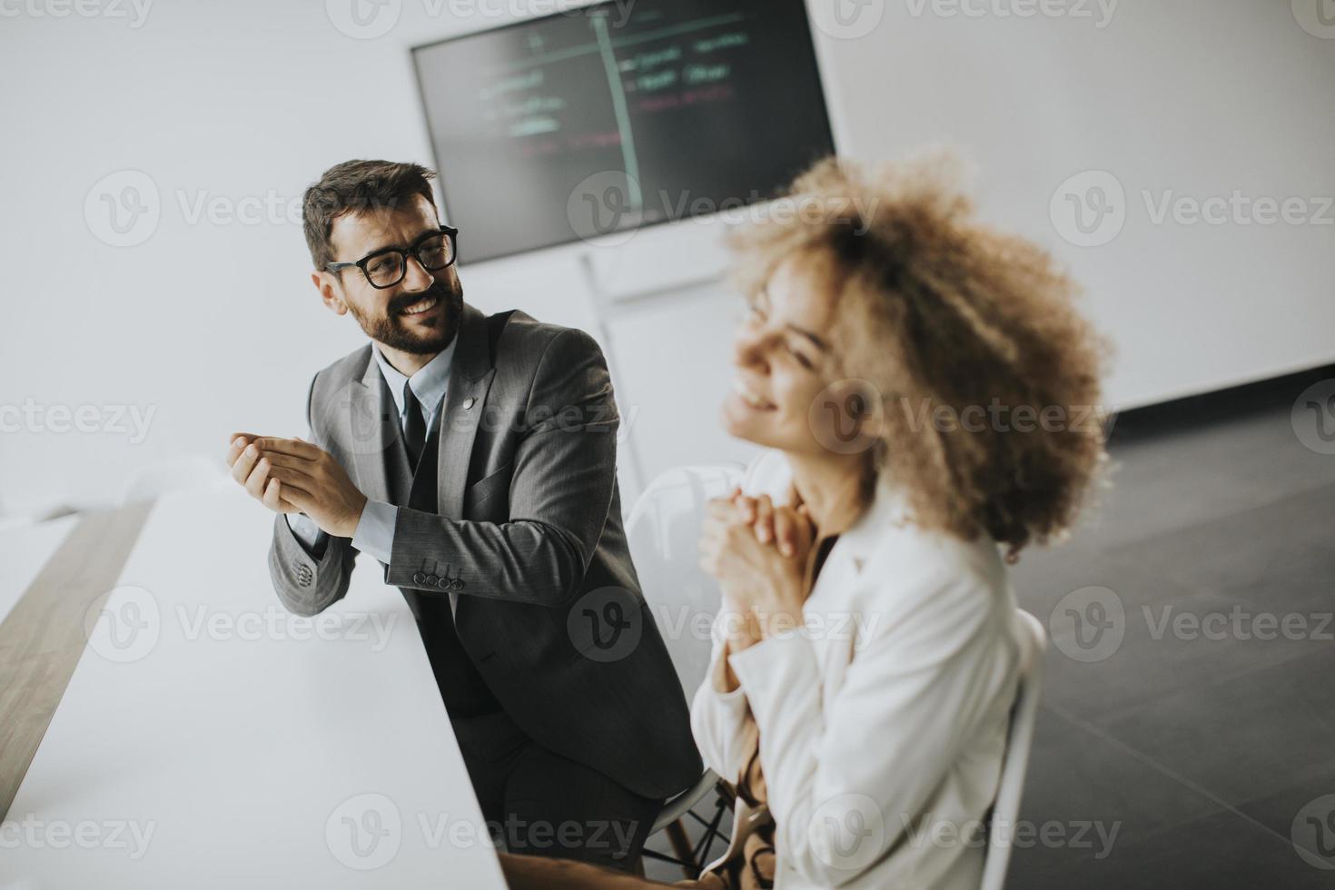 profissionais se divertindo no trabalho foto