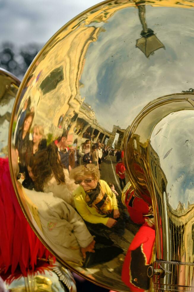 reflexões dentro a tubas do colorida filarmônica orquestras durante a famoso Páscoa ladainha procissões foto