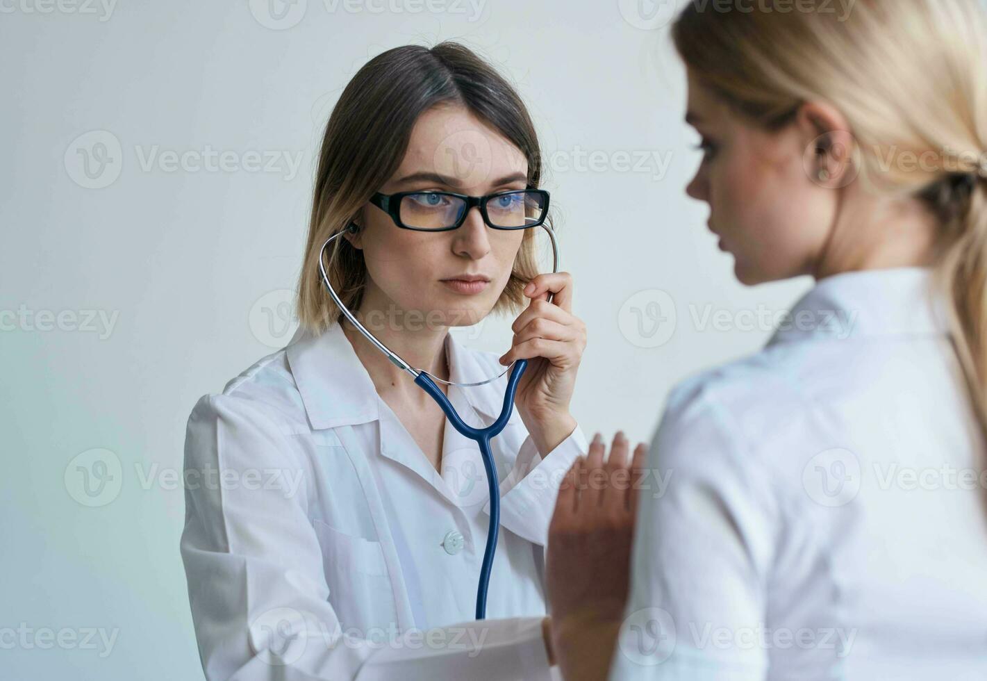 profissional médico mulher com estetoscópio e batimento cardiaco saúde paciente luz fundo foto