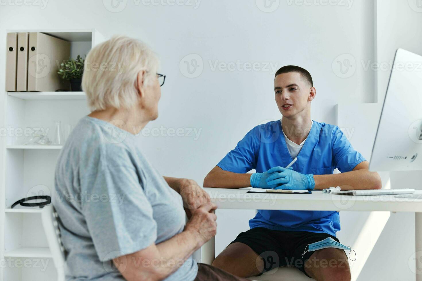 idosos mulher às a médico saúde e remédio foto