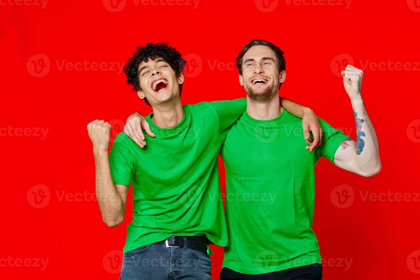 engraçado amigos verde Camisetas abraços emoções alegria vermelho fundo foto