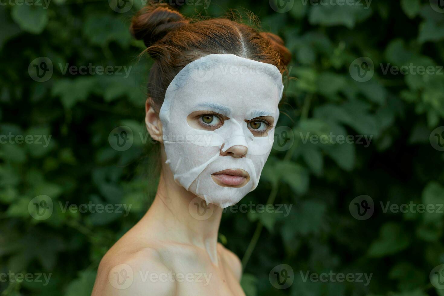 lindo mulher Cosmético mascarar pele Cuidado cortada Visão foto