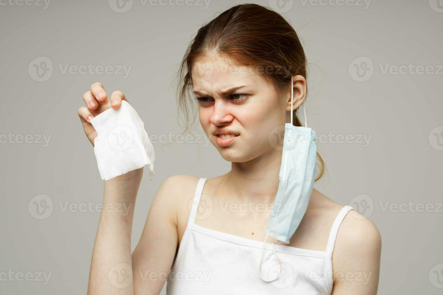 mulher dentro branco camiseta com uma cachecol isolado fundo foto