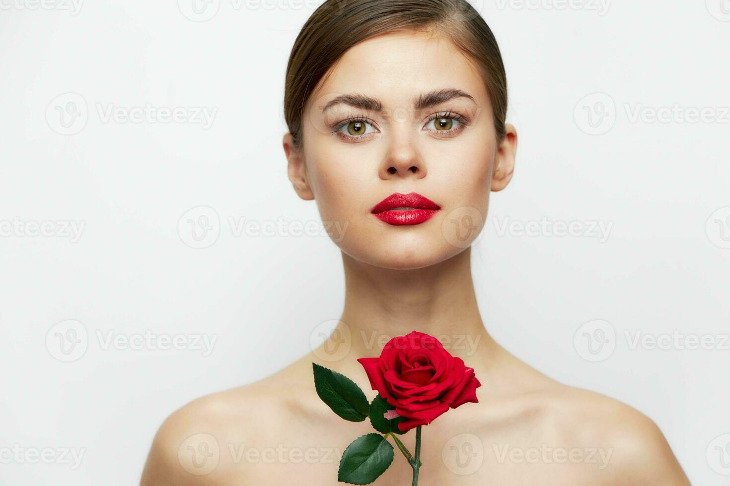 senhora com rosa parece adiante vermelho lábios, Claro pele luxo luz foto