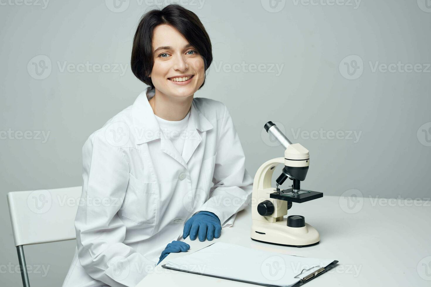 mulher cientista laboratório microscópio biotecnologia foto