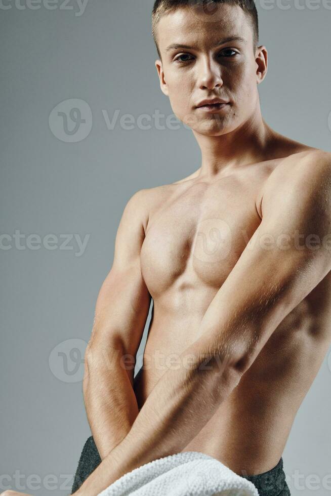 bonito desportivo homem com muscular corpo posando cortada Visão foto