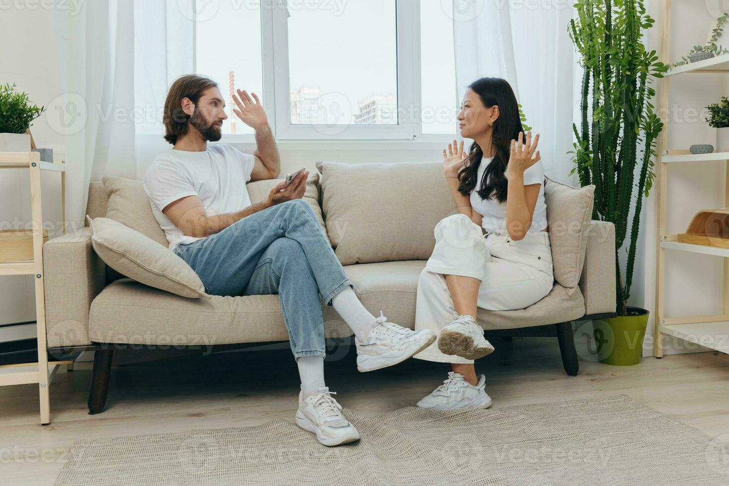 jovem casal marido e esposa luta e grito às cada de outros Porque do desentendimentos dentro a família, psicopata emocional instável Estado dentro a família, do casal divórcio foto