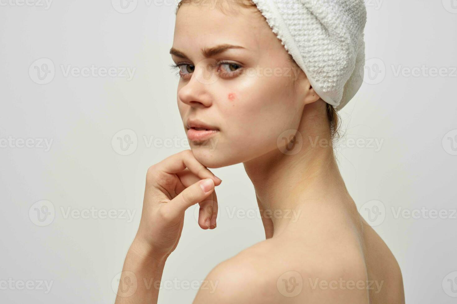 bonita mulher com uma toalha em meu cabeça dermatologia isolado fundo foto
