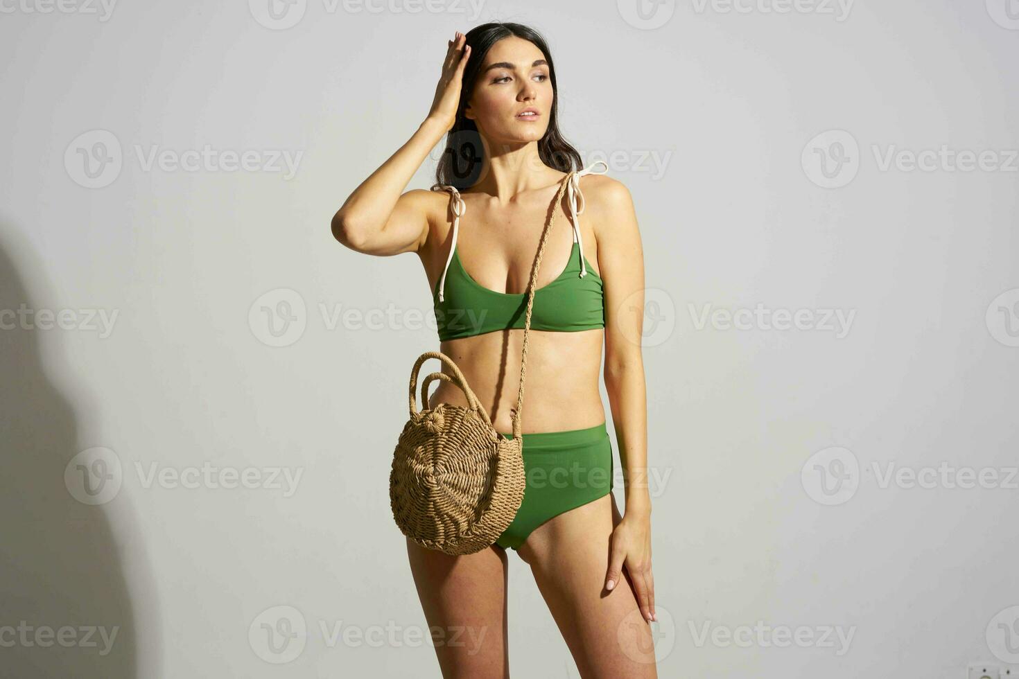 mulher verde roupa de banho de praia saco modelo posando verão foto