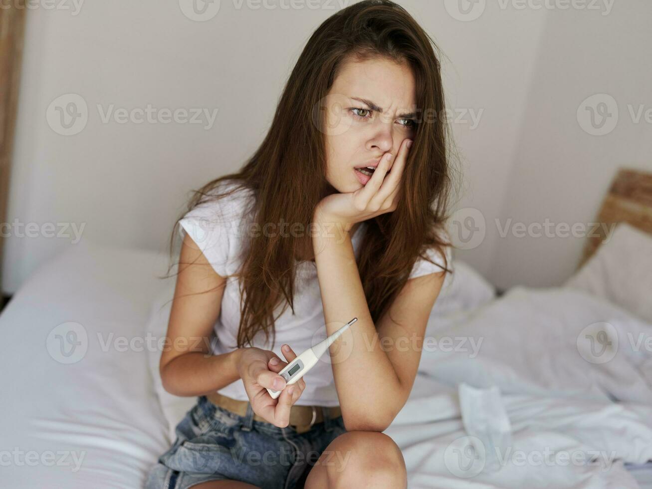 frustrado mulher com termômetro mãos Alto temperatura saúde problemas foto