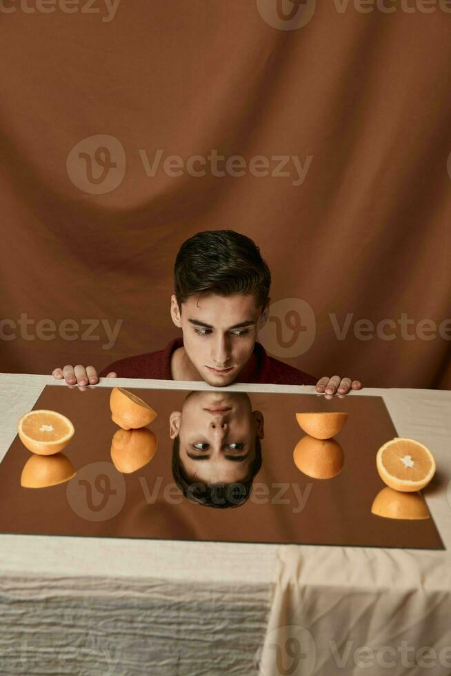 homem às a mesa com laranjas e tecido fundo foto