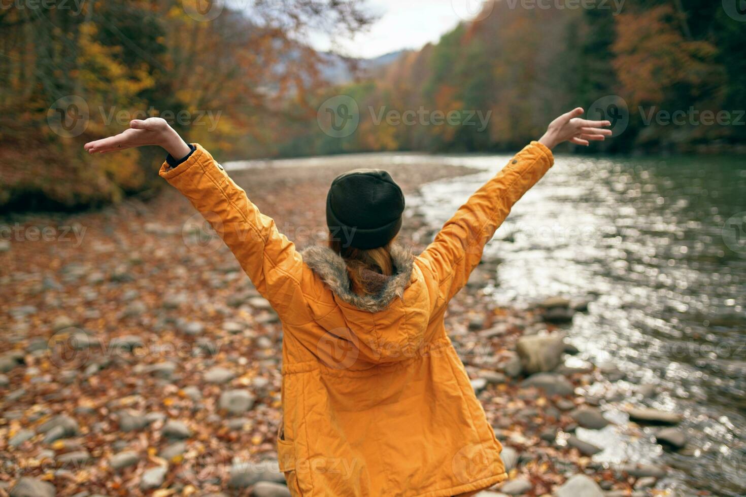 alegre mulher dentro natureza outono floresta rio liberdade foto