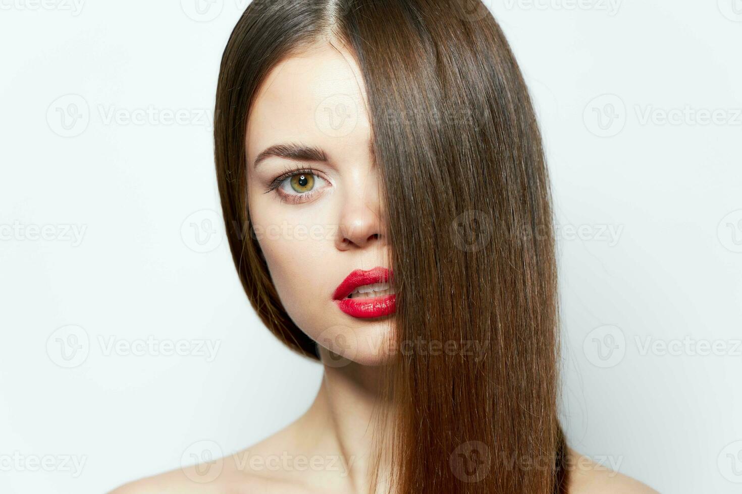 mulher retrato olhando frente vermelho lábios cabelo cobertura dela face Claro pele foto