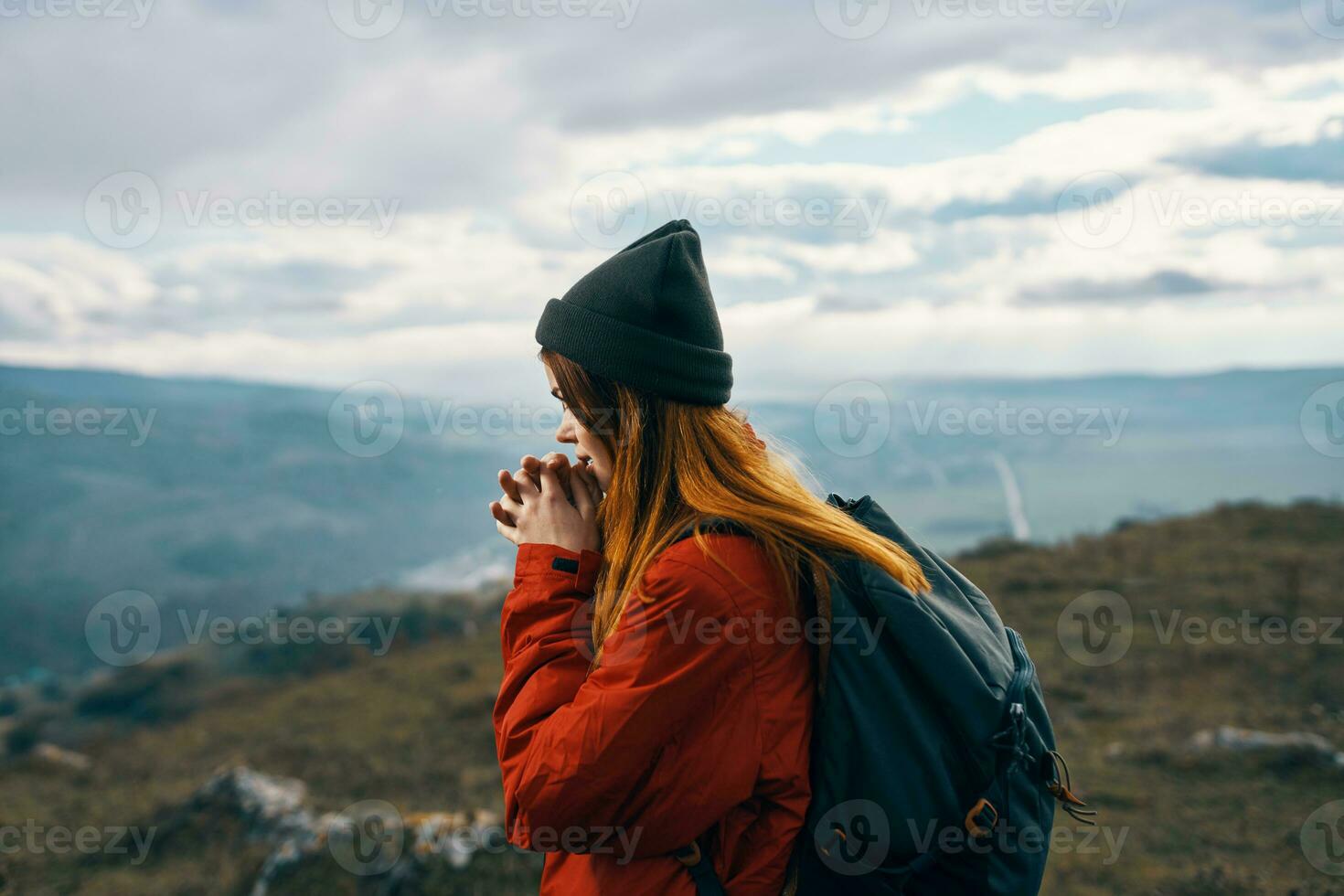 mulher montanhas panorama nuvens céu outono fresco ar turismo viagem foto