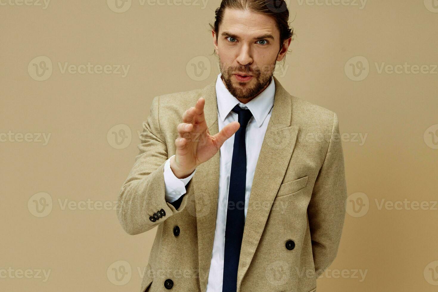 elegante homem dentro uma terno com uma gravata posando isolado fundo foto