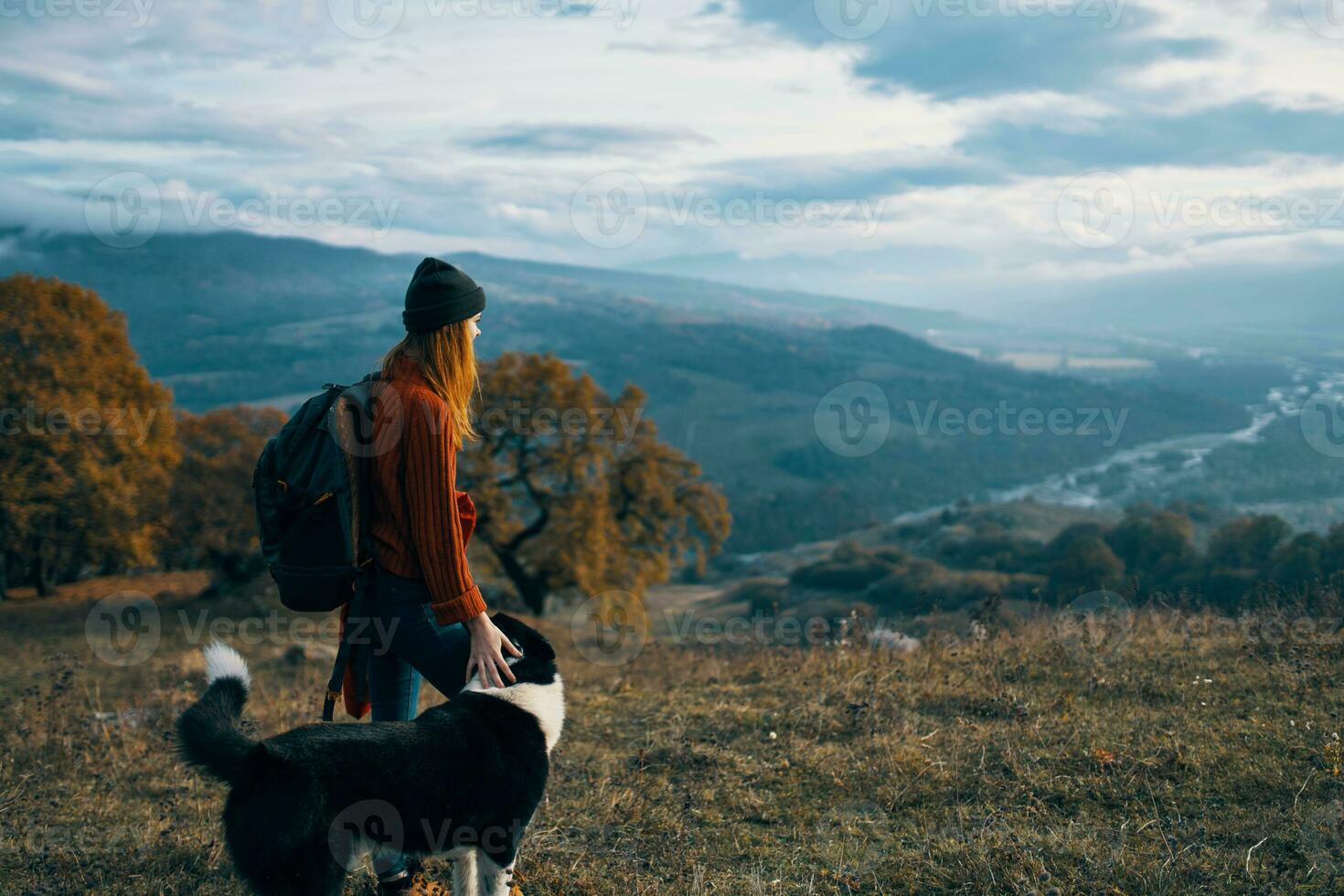 alegre mulher caminhante natureza montanhas viagem Próximo para a cachorro liberdade amizade foto