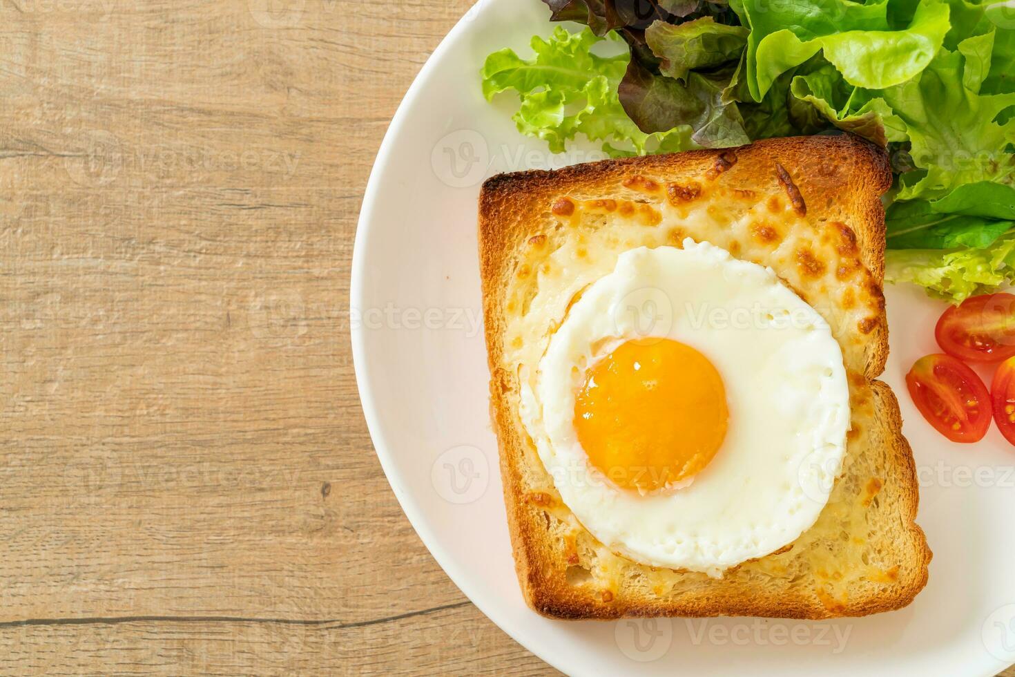 pão torrado com queijo e ovo frito foto