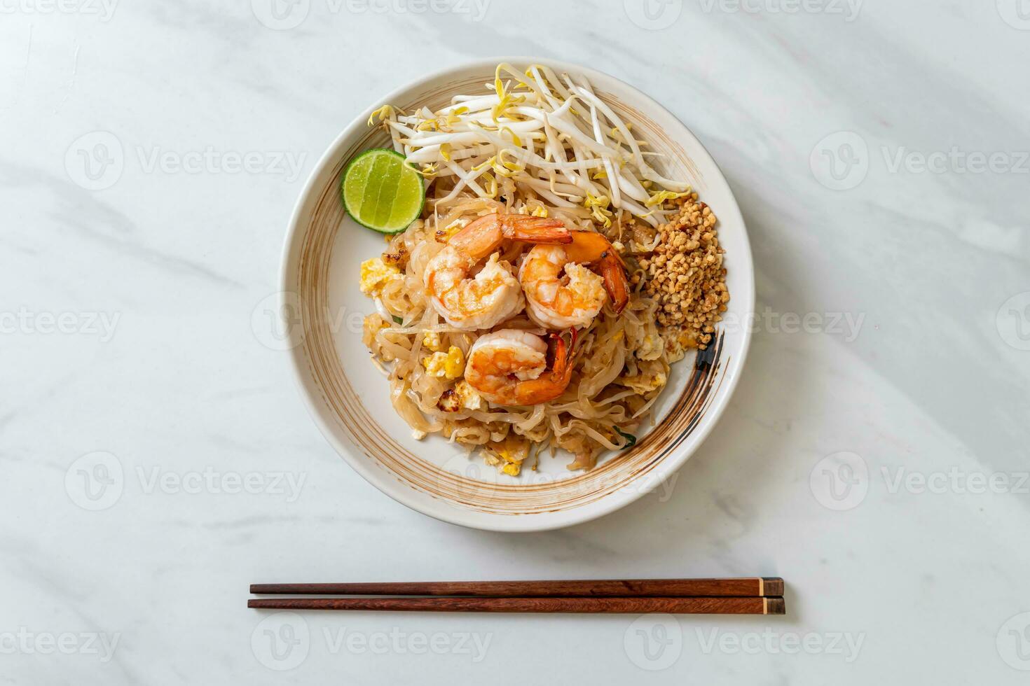 macarrão frito com camarão e couve ou pad thai foto