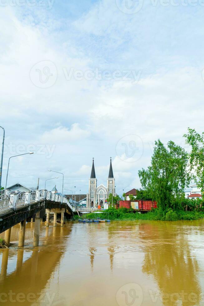 catedral da imaculada concepção com ponte niramon em chanthaburi na tailândia foto