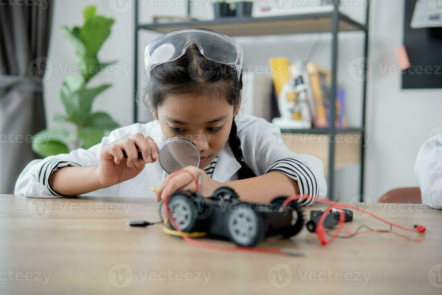 estudantes asiáticos aprendem em casa na codificação de carros robóticos e cabos de placa eletrônica em haste, vapor, código de computador de tecnologia de ciência de engenharia matemática em robótica para o conceito de crianças. foto