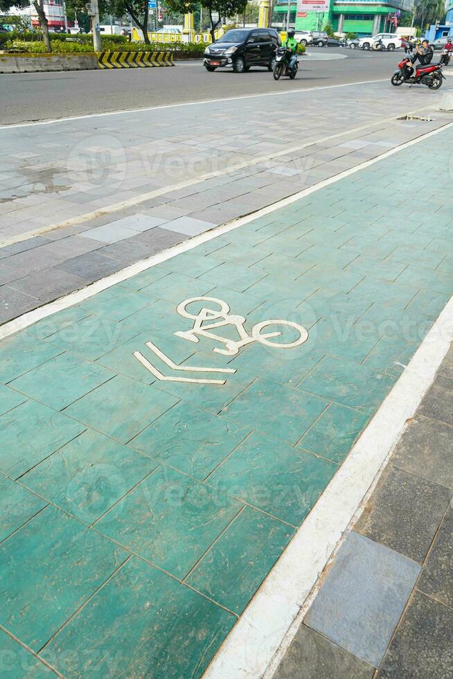 bicicleta faixa, tráfego, cidade transporte e ecológico conceito, verde bicicleta faixa com bicicleta sinais foto