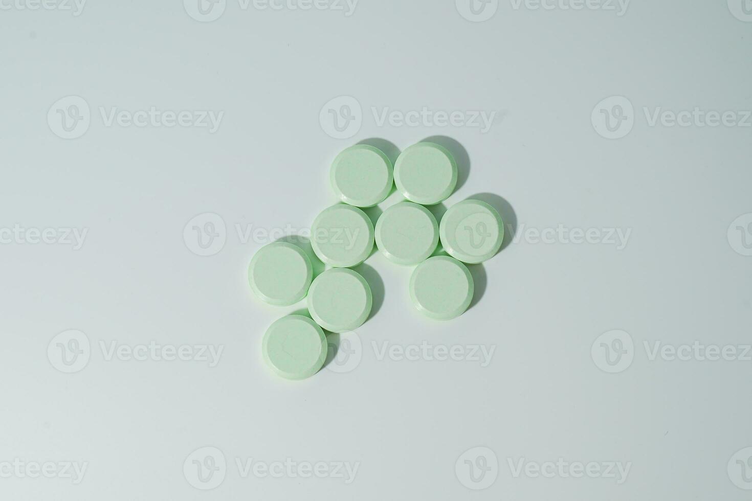 uma grupo do medicinal pílulas e antibióticos, branco médico comprimidos, luz verde, com cópia de espaço. foto