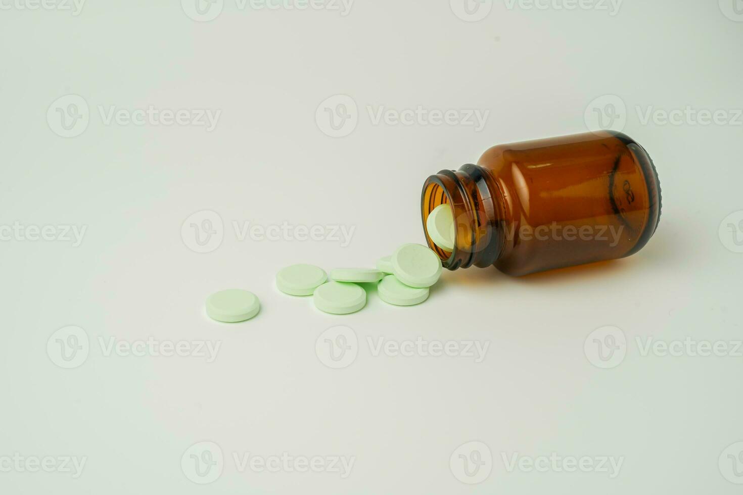 grupo do remédio pílulas e antibióticos, branco médico comprimidos, luz verde, dentro Castanho vidro garrafas, com cópia de espaço. foto