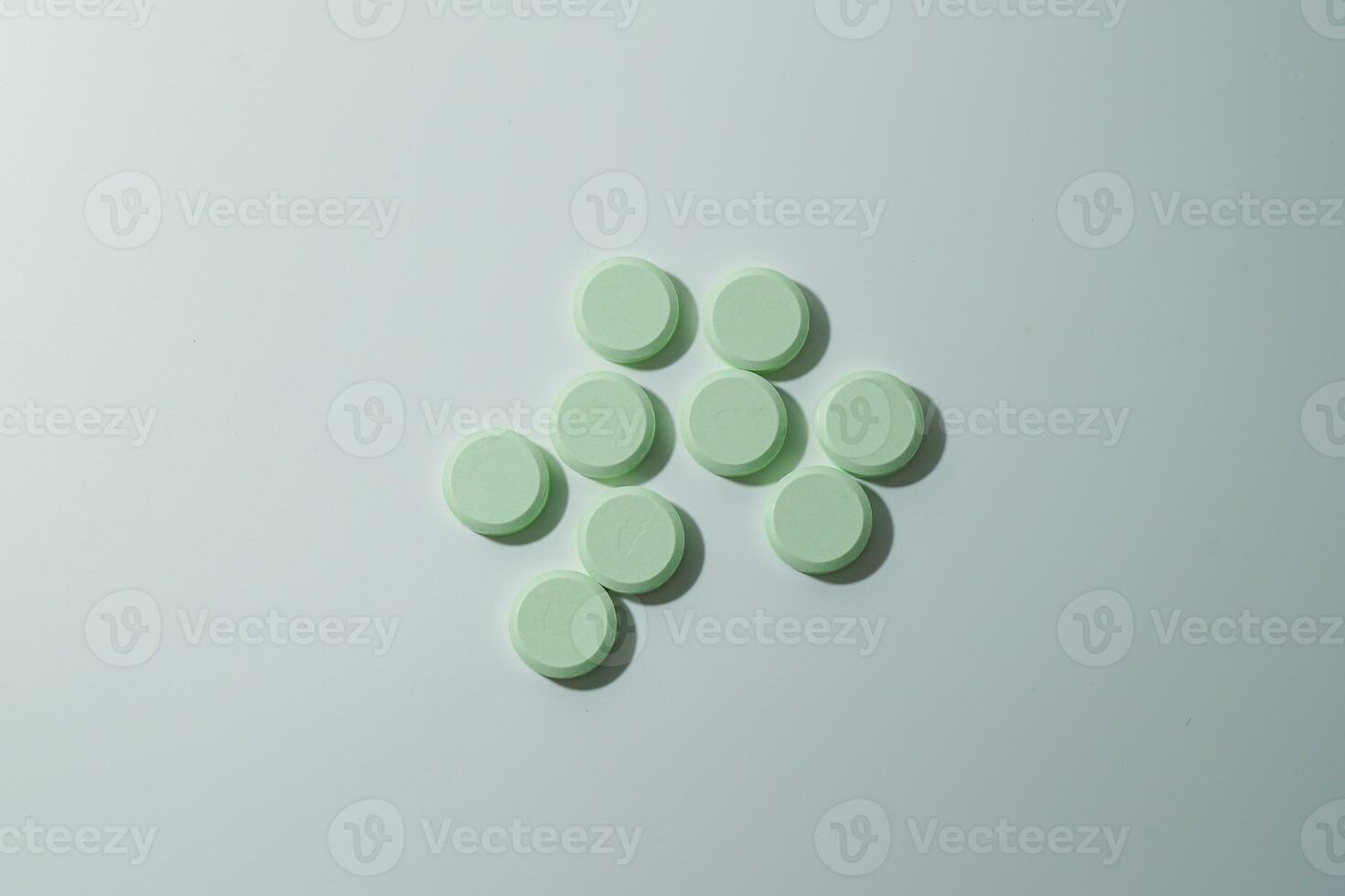 uma grupo do medicinal pílulas e antibióticos, branco médico comprimidos, luz verde, com cópia de espaço. foto