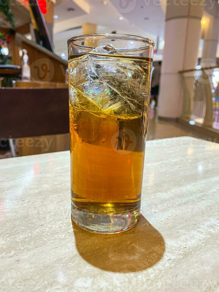 gelado chá uma refrescante verão coquetel, com gelo cubos foto