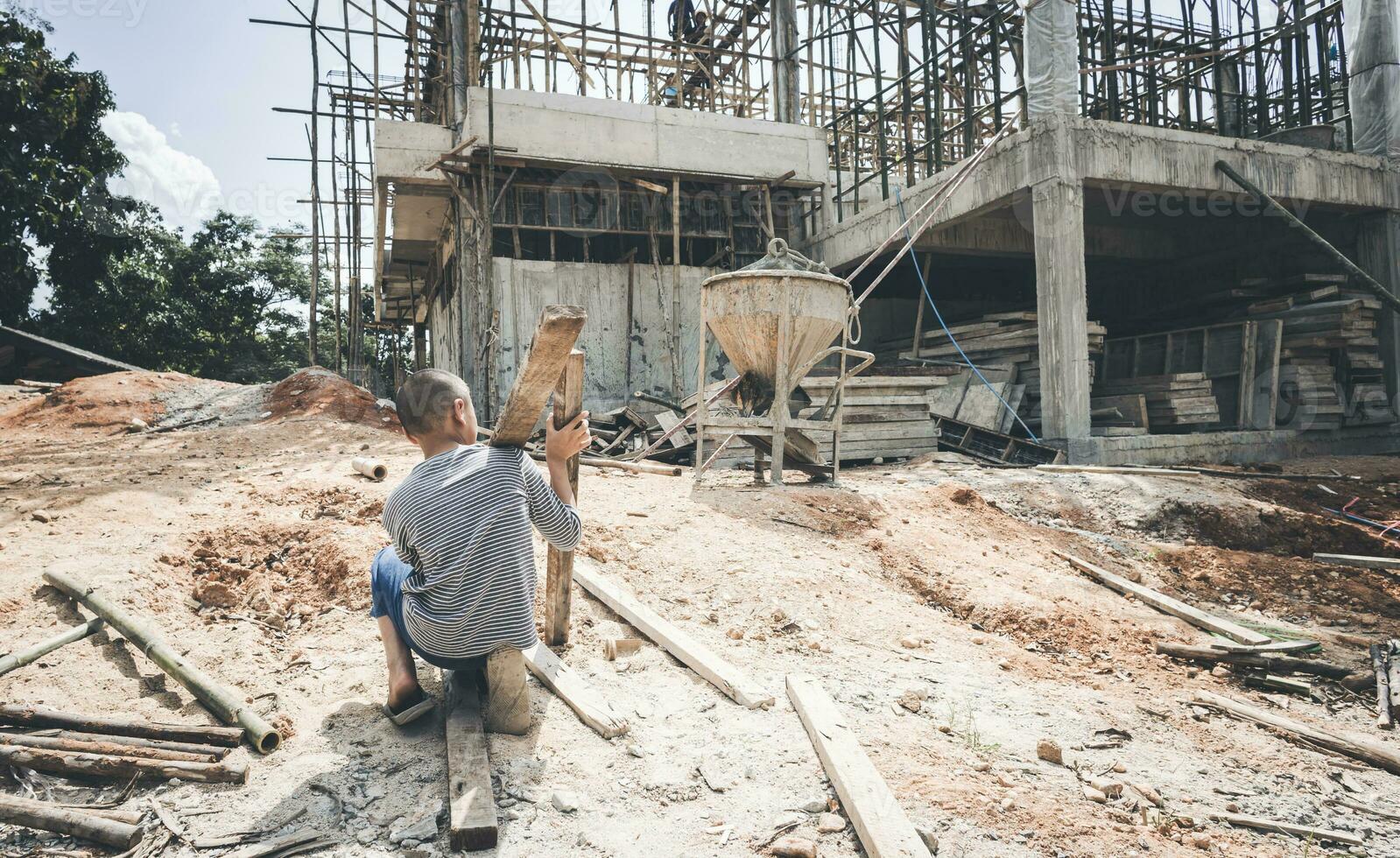 trabalho infantil, crianças são forçadas a trabalhar na construção civil, crianças violentas e conceito de tráfico, trabalho anti-infantil, dia dos direitos em 10 de dezembro foto