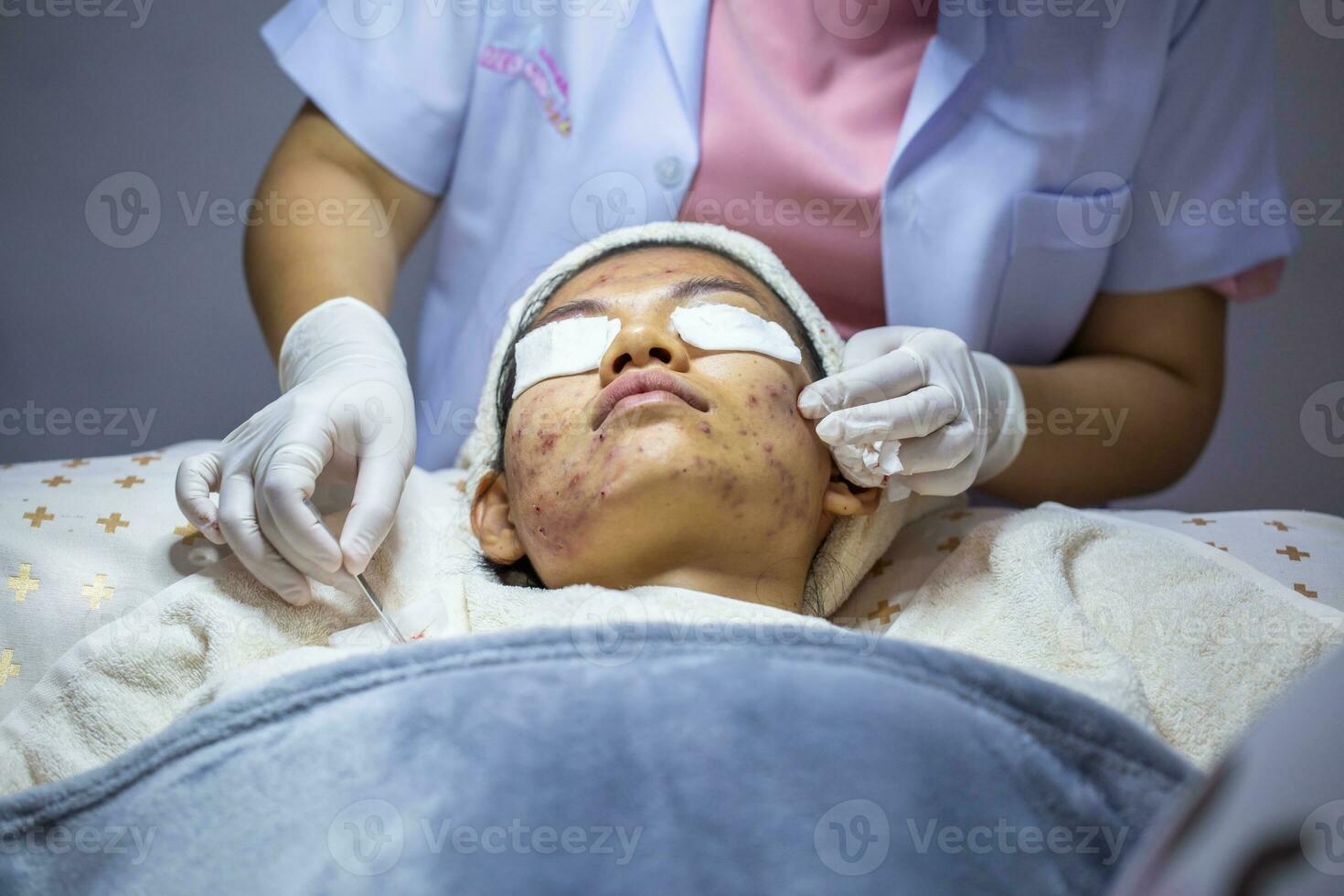 jovem mulher pressionando espinhas às a clínica. problemas este mulheres preocupação sobre pele inflamação. beleza dentro mulheres. foto
