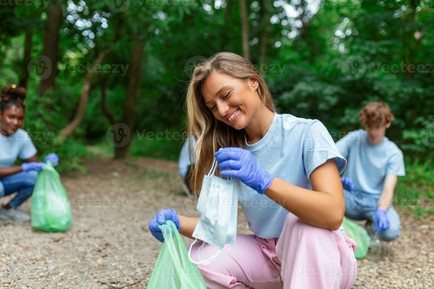 jovem mulher desperdício colecionador ocupado separando médico ou ppe desperdício a partir de plástico lixo durante a covid-19 coronavírus pandemia foto
