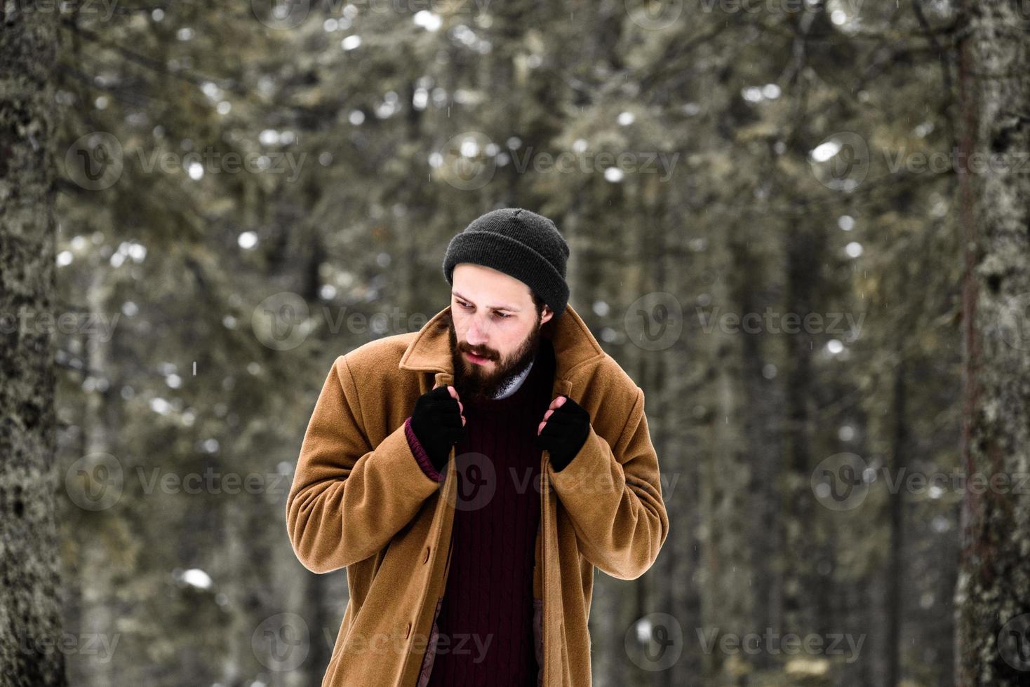 homem na floresta de inverno foto
