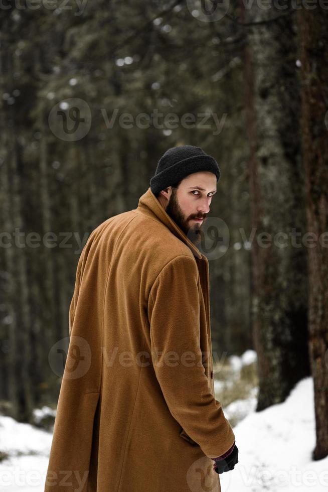 homem na floresta de inverno foto