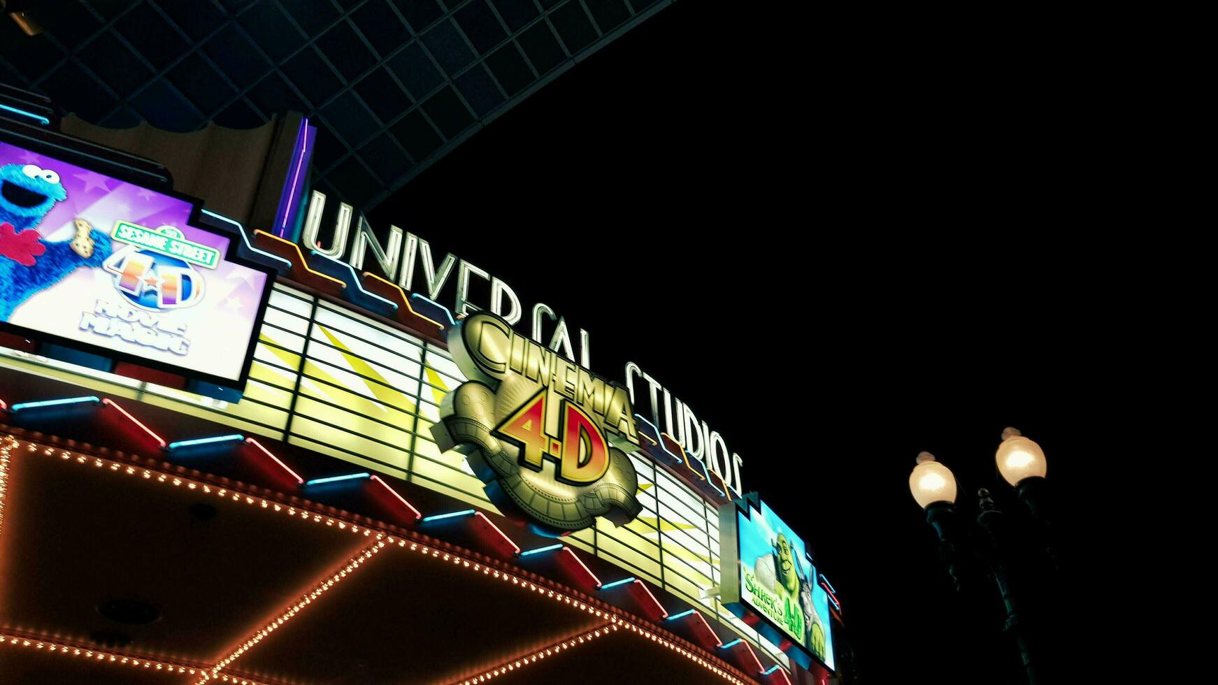 osaka, Japão dentro Julho 2022. placa do universal estúdio cinema 4d brilhando brilhantemente às noite às universal estúdios Japão. foto