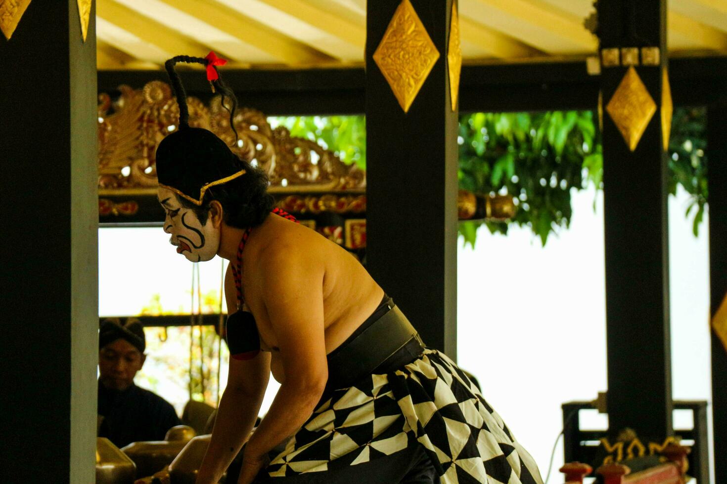 Yogyakarta, Indonésia em Outubro 2022. fantoche pessoas às a yogyakarta Palácio, a desempenho mostrando é sobre a jogar do a personagens petruk, semear, e gareng. foto