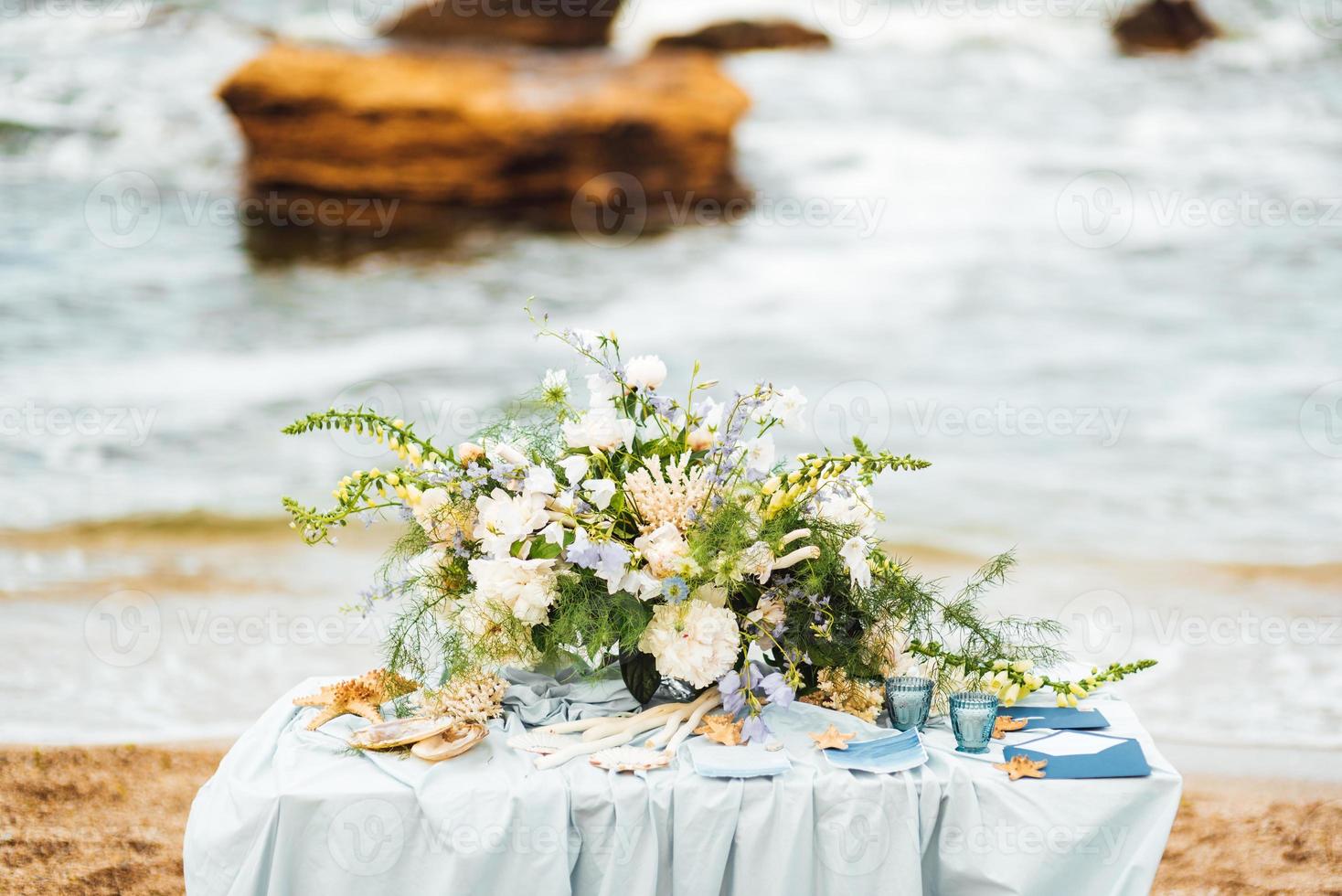 área para cerimônia de casamento na praia foto