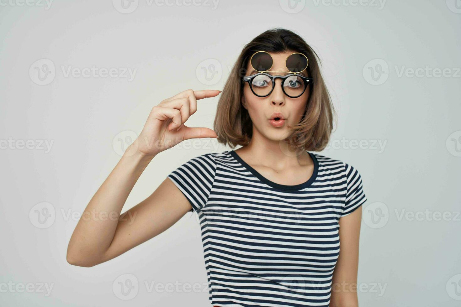 bonita mulher com óculos listrado camiseta verão moda foto