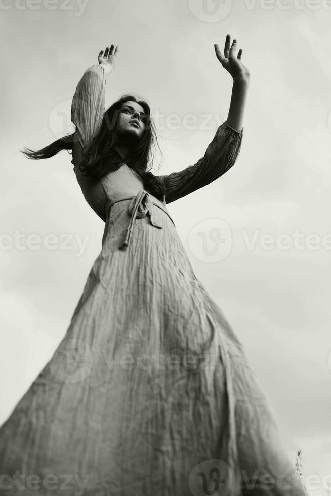 retrato do uma lindo mulher dentro vestir dramático estilo emoções posando inalterado foto