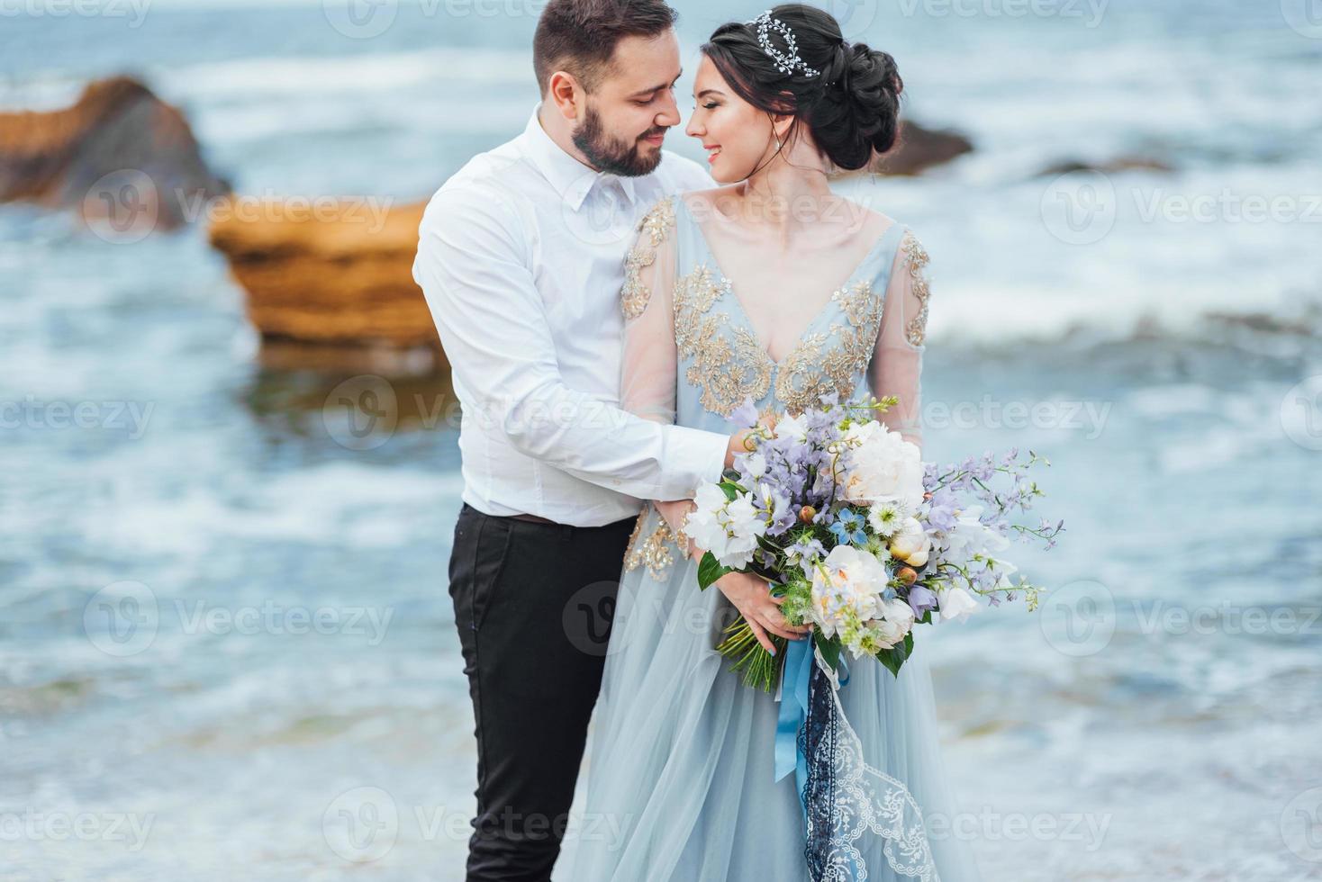 o mesmo casal com uma noiva em um vestido azul anda foto