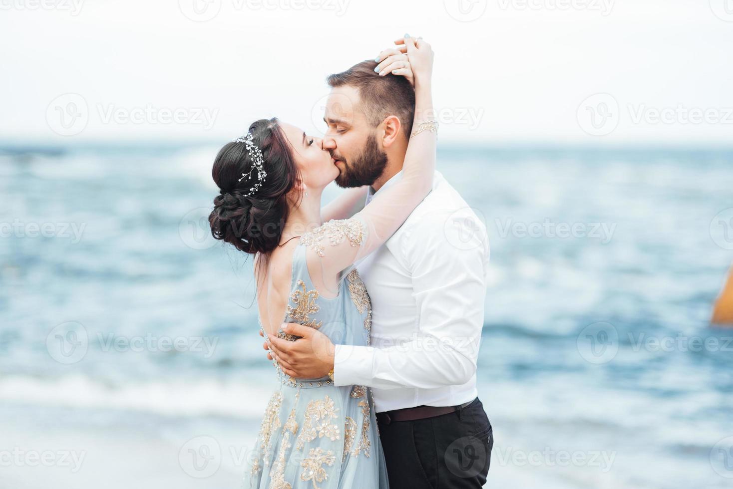 o mesmo casal com uma noiva em um vestido azul anda foto